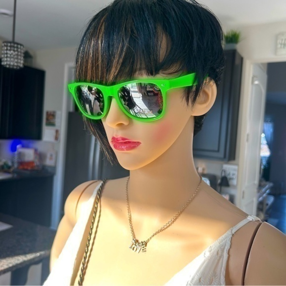 💋NWT Neon Green  mirror framed sunglasses 🕶 sunshades